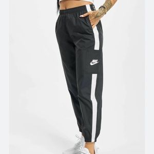 Nike Sportswear Women's Woven Pants size small